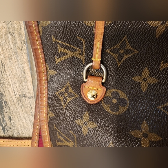 Louis Vuitton Neverfull MM Red Interior 
❤️ - Picture 6 of 16